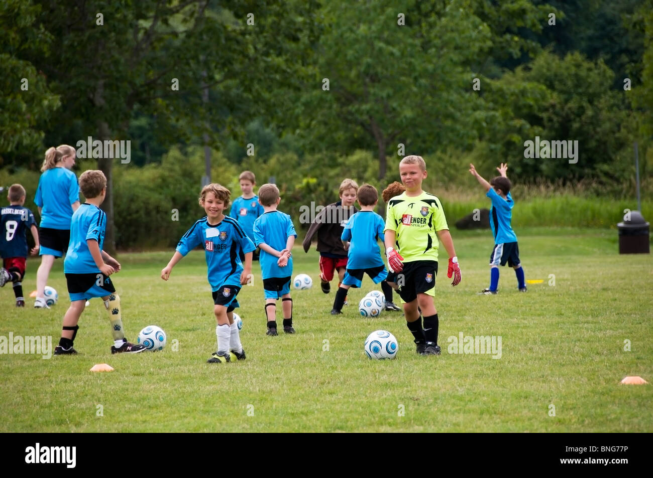 Un gruppo di bambini in varie fasi di attività a un campo di calcio in Tumwater, Washington. Foto Stock