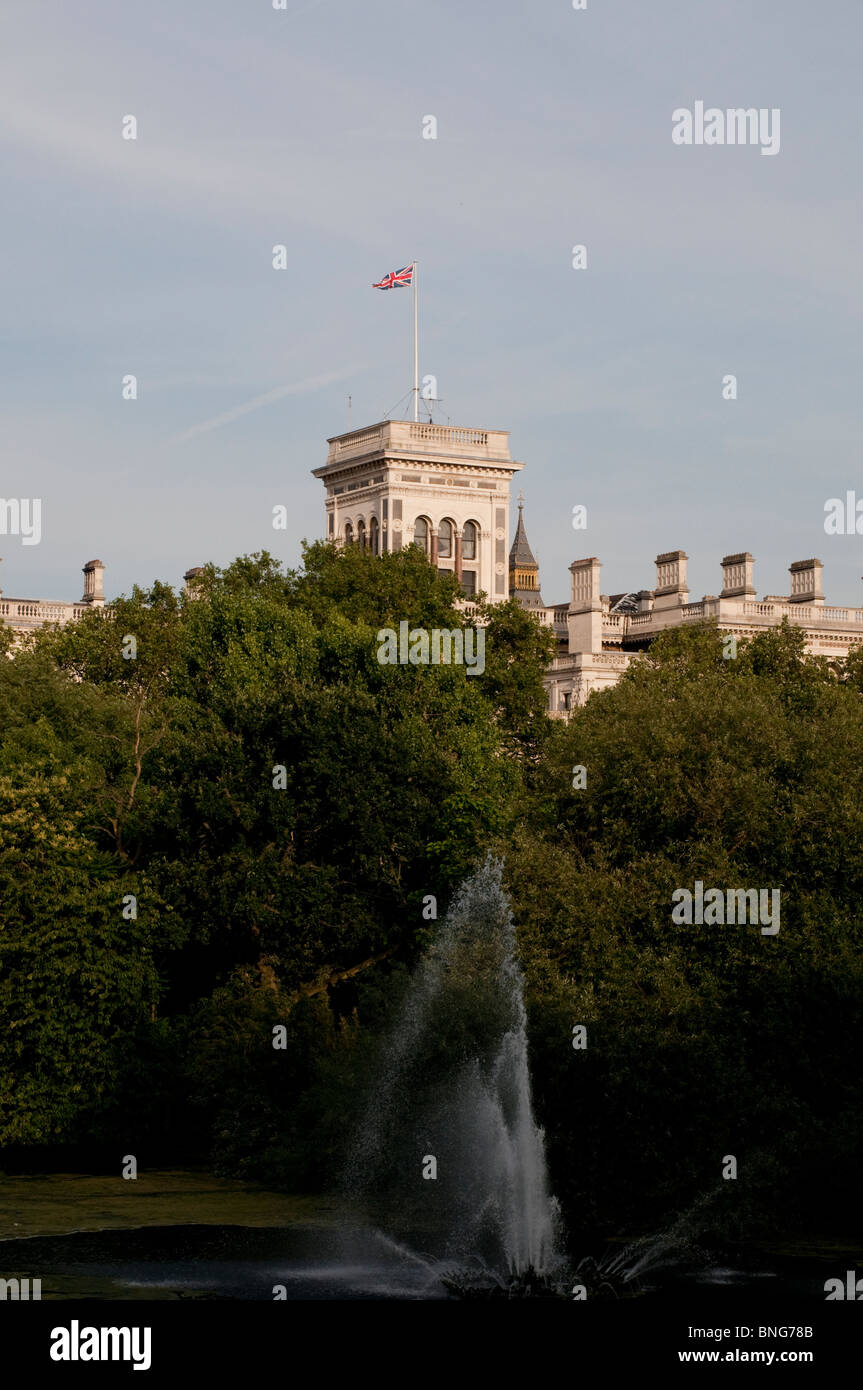 Fontana di St James Park e il Palazzo di Westminster con sventola bandiera britannica, London, Regno Unito Foto Stock