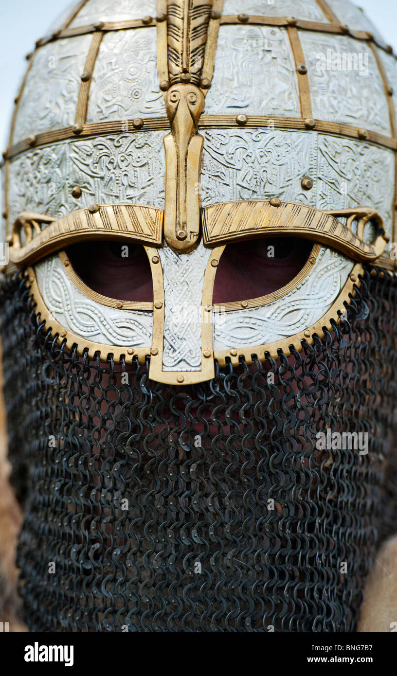 Anglo-Saxon replica casco indossato dal soldato Foto Stock