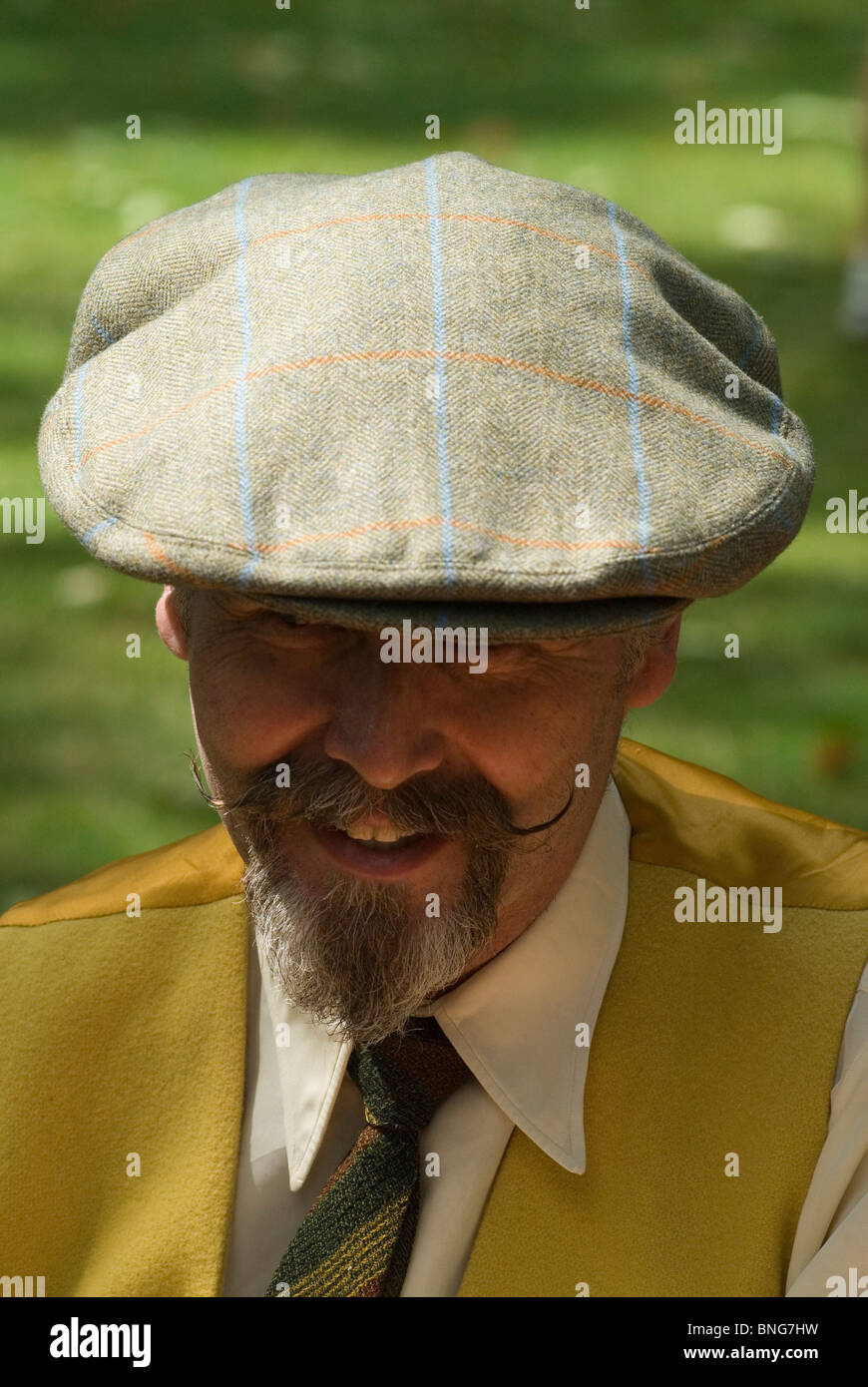 Olney produttori di headwear inglese uomo moderno elegante tweed tessuto cappellino piatto Londra UK. HOMER SYKES Foto Stock