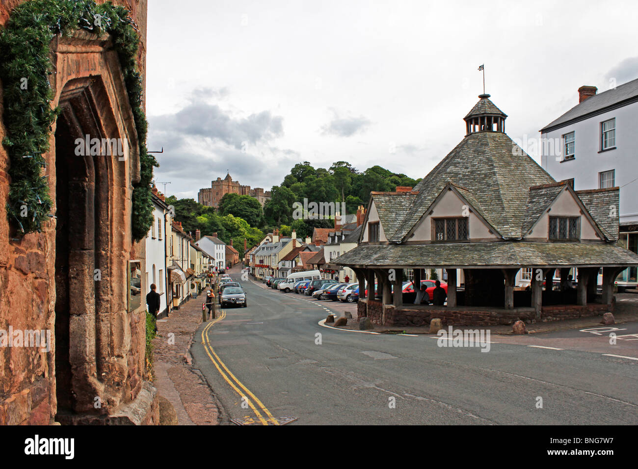 Ampia strada principale e il XVII secolo mercato del filato al di sotto del XI secolo Castello di Dunster Somerset. Foto Stock