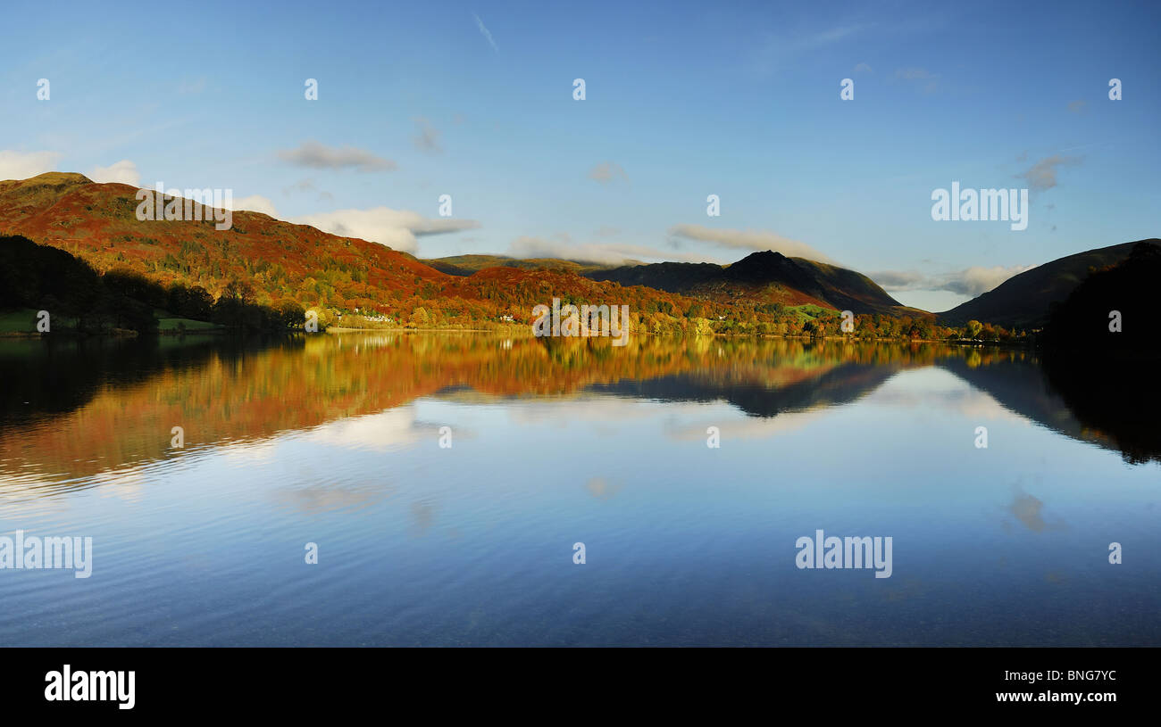 Helm Crag e Grasmere riflessioni. Autunno nel Lake District inglese Foto Stock