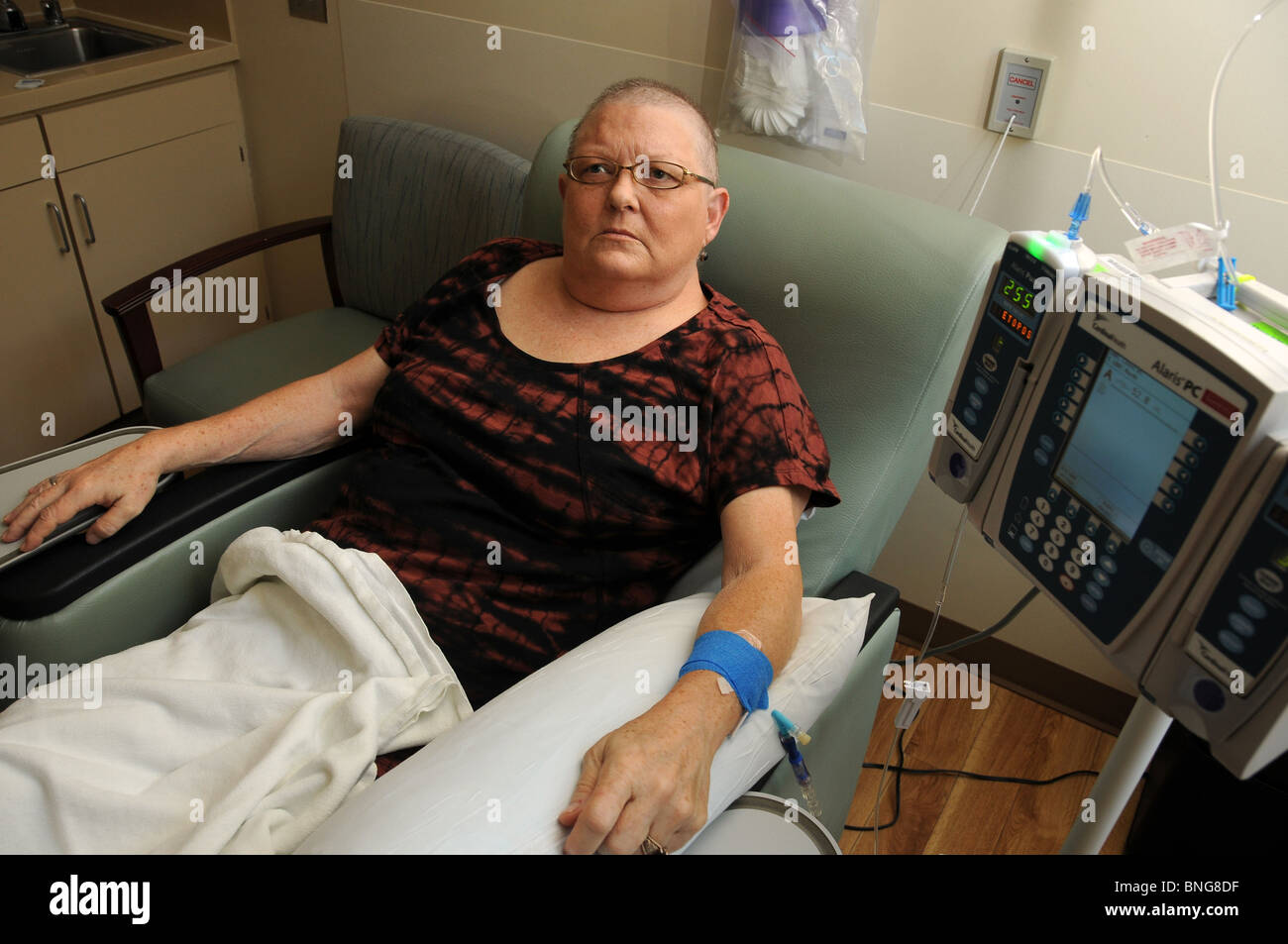 Paziente di cancro, Gayle DeVilbiss, subisce la chemioterapia, Tucson, Arizona, Stati Uniti. Foto Stock