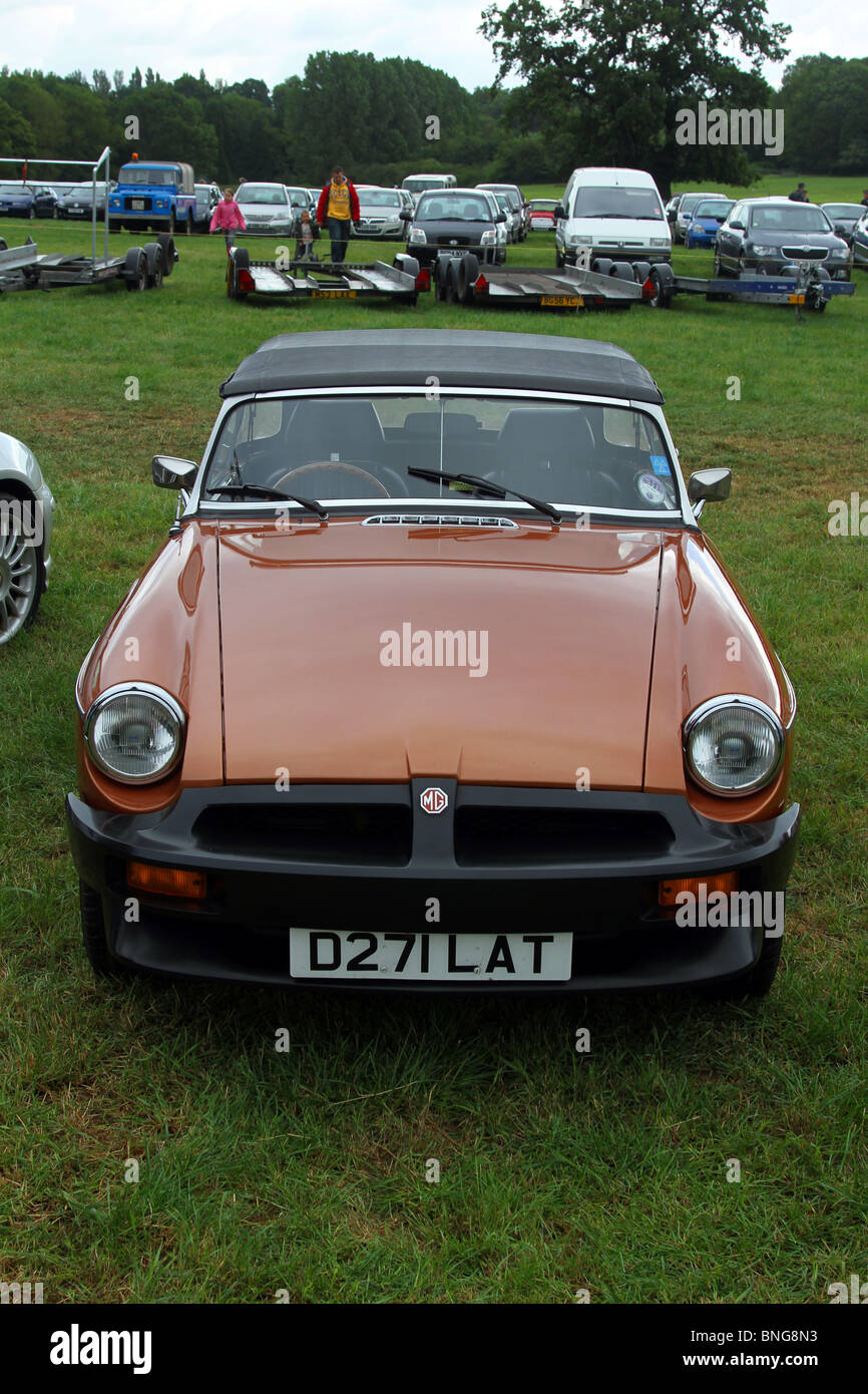 1986 80s bronzo MGB Roadstar; Supercar a Cholomondley Castle, Cheshire, Regno Unito Foto Stock