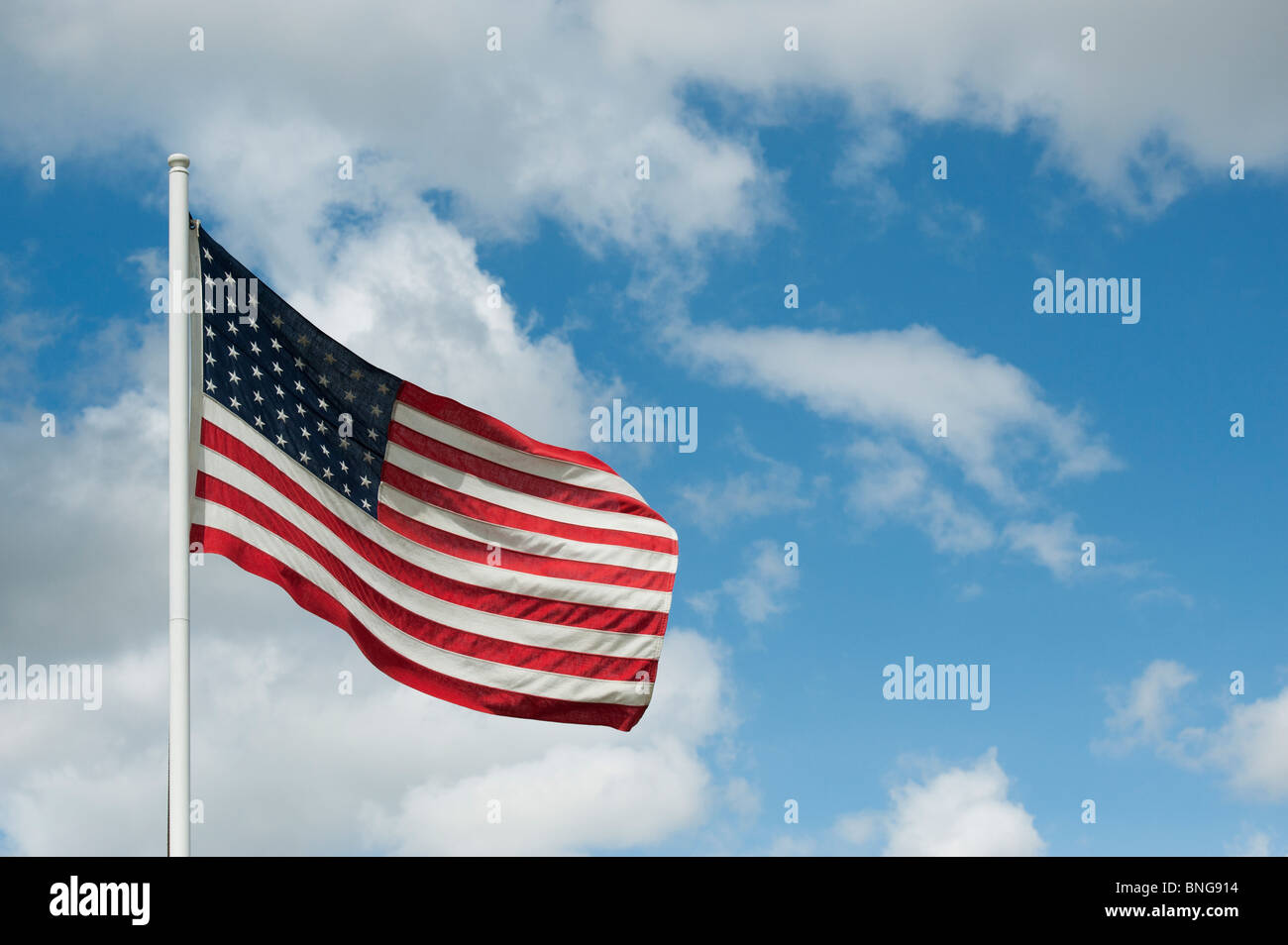 Bandiera americana su un pennone al vento Foto Stock