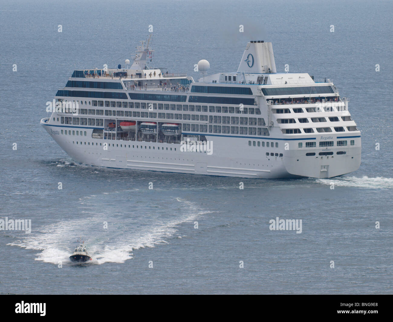 La nave di crociera regata con la barca del pilota in direzione di Porto, Fowey, Cornwall, Regno Unito Foto Stock