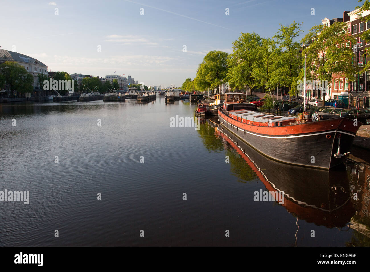 House boat sul fiume Amstel nella città di Amsterdam Foto Stock