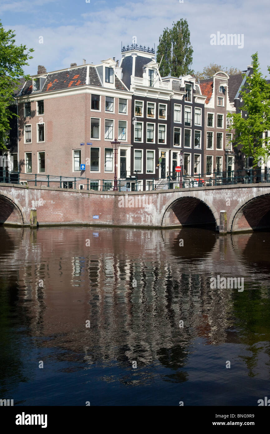 Le case si riflette nell'acqua di un canale di Amsterdam Foto Stock