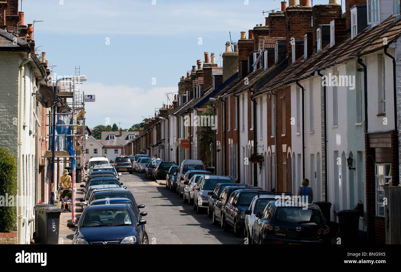 Una strada piena di macchine parcheggiate a Whitstable in Kent Foto Stock