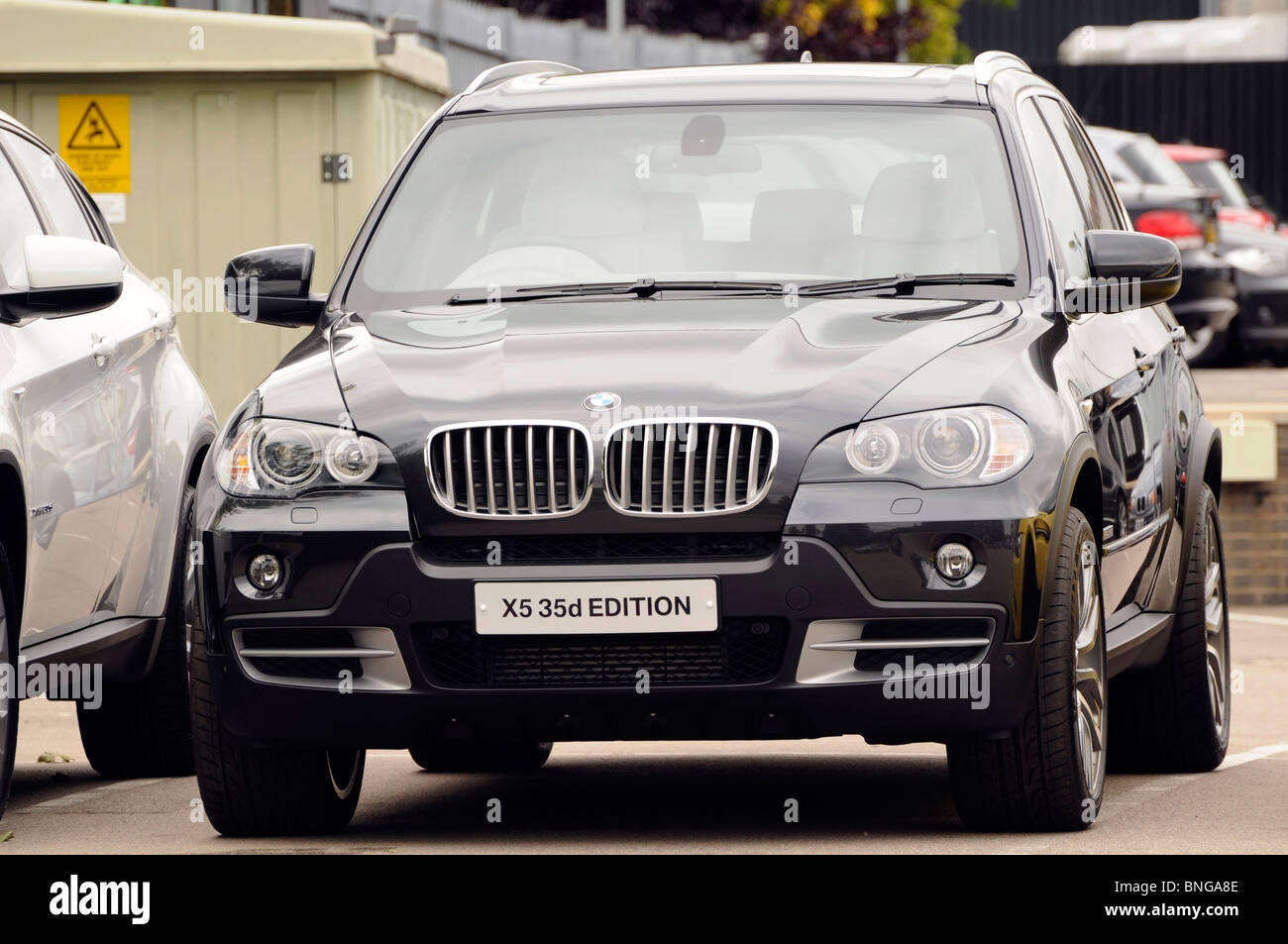 Nuova BMW X5 sulla vettura del concessionario e il piazzale antistante Foto Stock