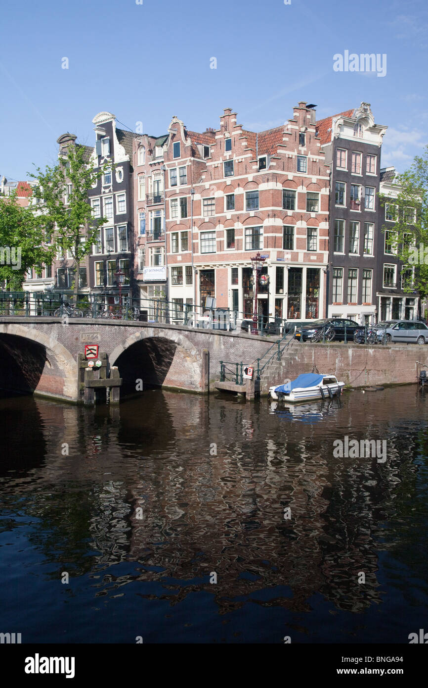 Canal case e ponte sul canale nella città di Amsterdam Foto Stock