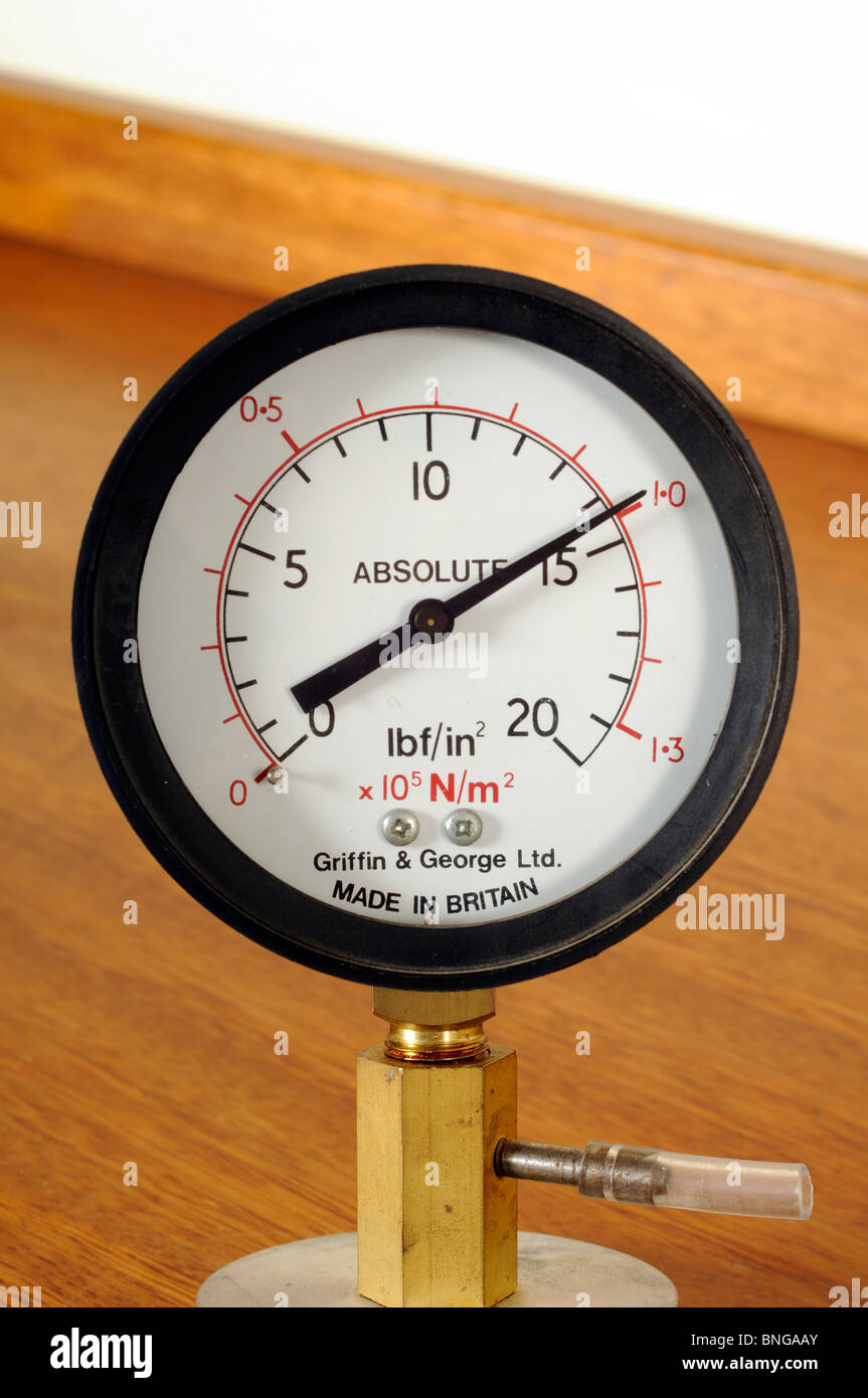 Indicatore della pressione (manometro Bourdon) che mostra la pressione atmosferica Foto Stock