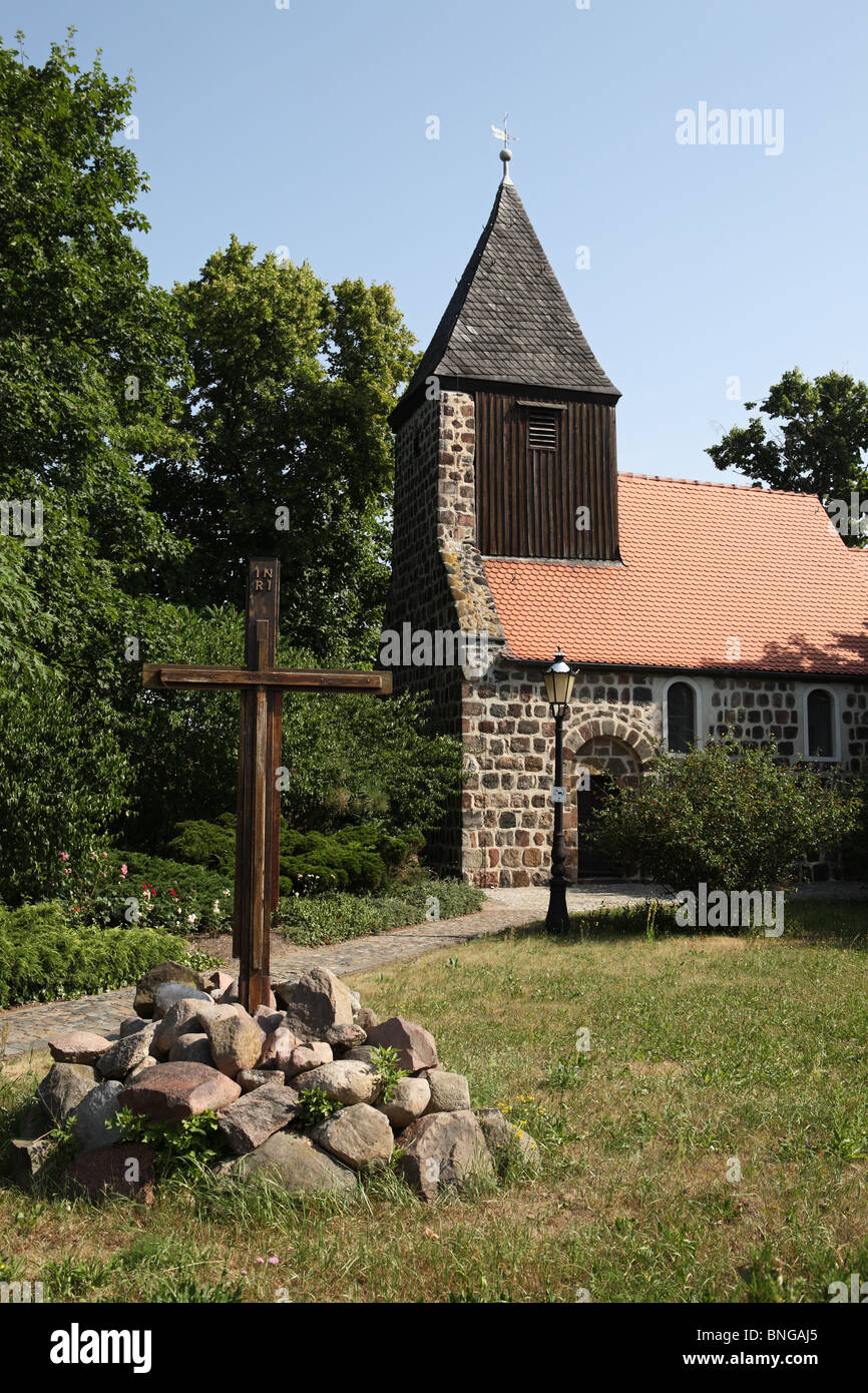 Croce di legno e la chiesa a Apollensdorf in Germania Foto Stock