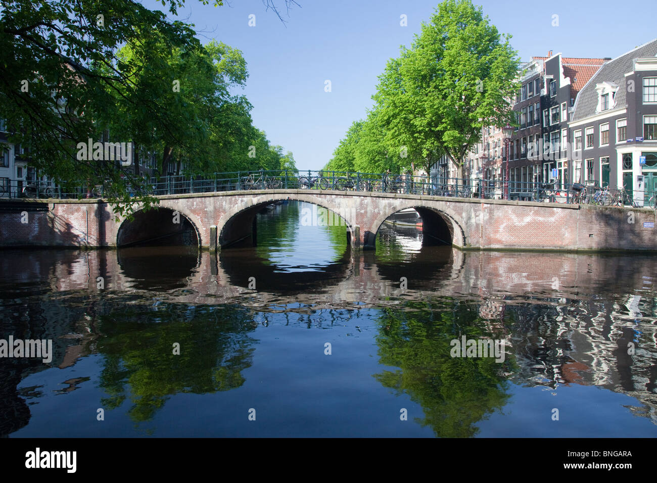Ponte sul fiume nella città di Amsterdam Foto Stock