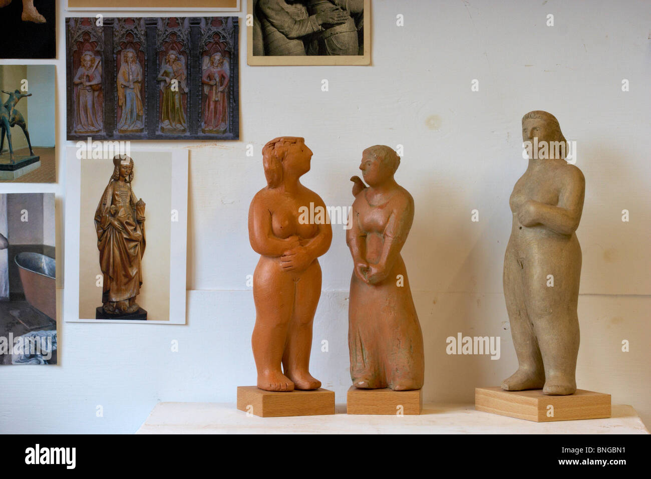 Un gruppo di statue,sculture in studio,da Bridget Heriz Foto Stock