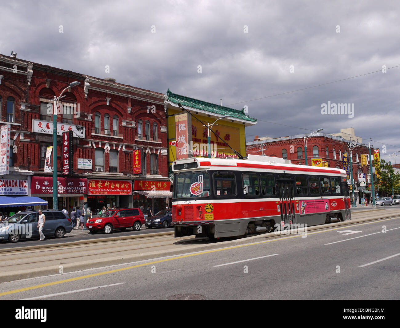 Toronto Chinatown con il tram Foto Stock