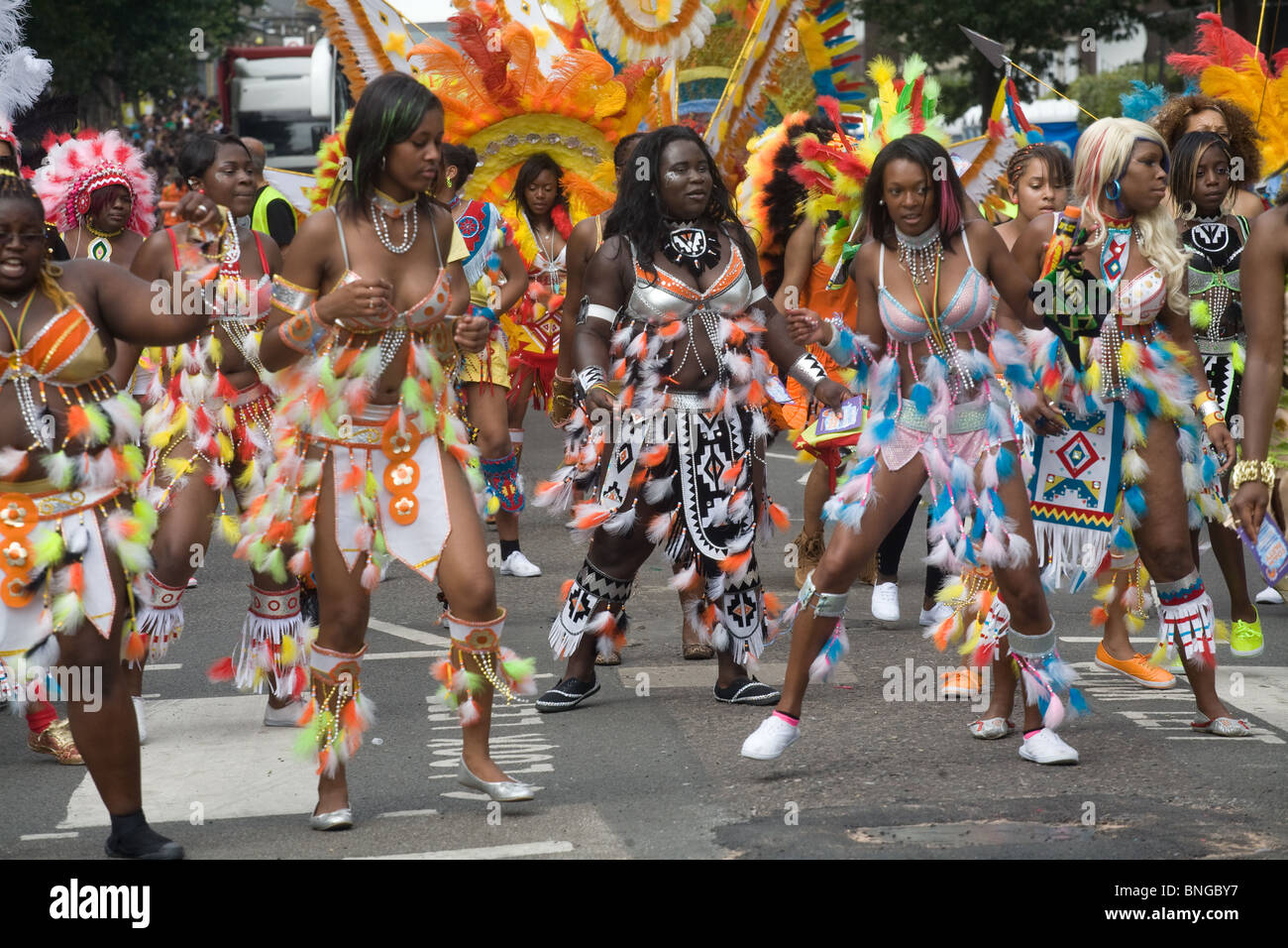 Ballerini indossano costumi colorati al carnevale di Notting Hill, Londra Foto Stock