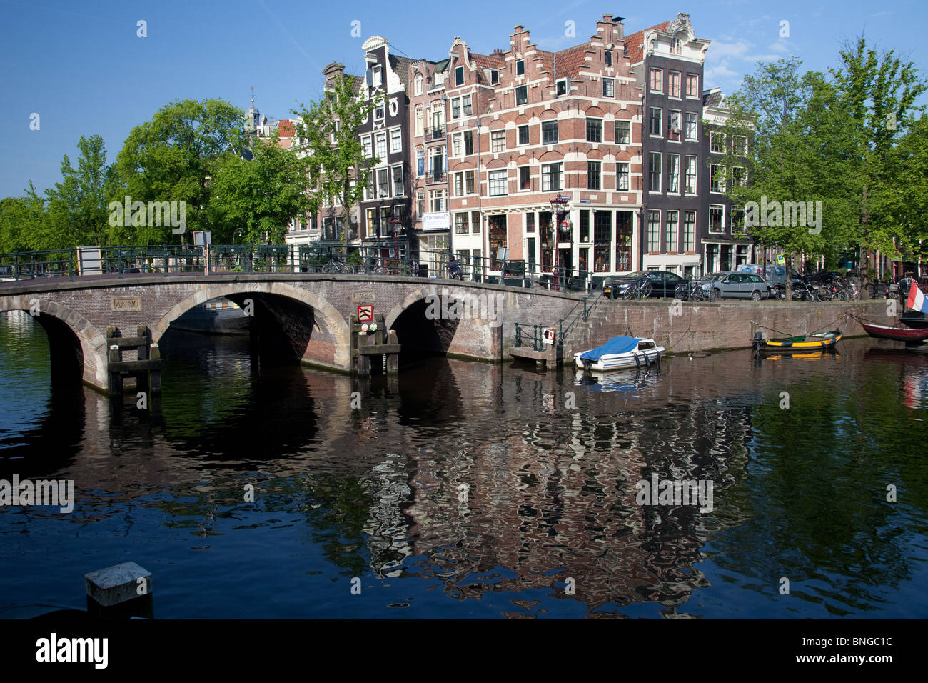 Canal case e alberi sulla giunzione di due canali della città di Amsterdam Foto Stock