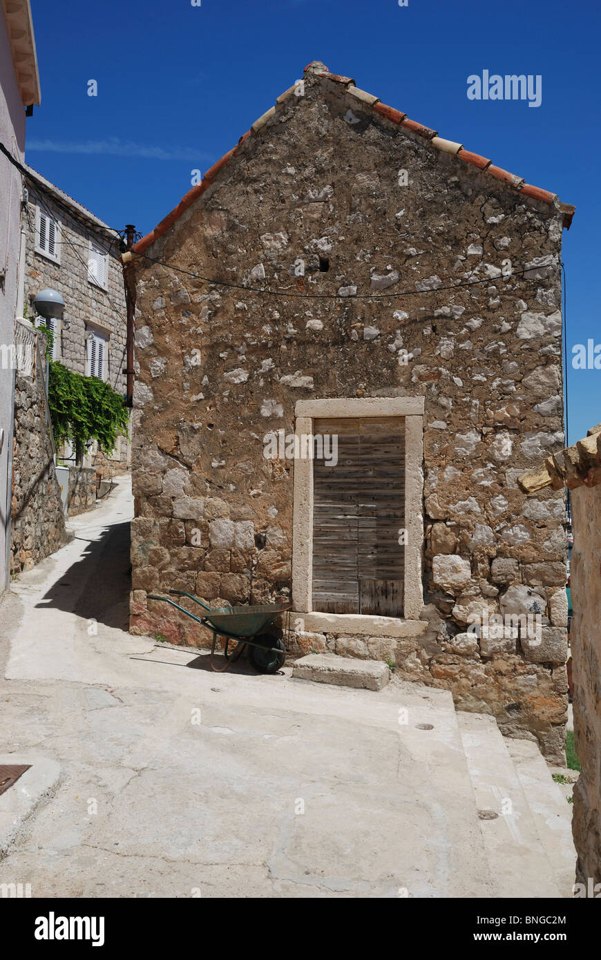 Un vecchio edificio in pietra su Sipan, isole Elafiti, costa dalmata, Croazia. Foto Stock