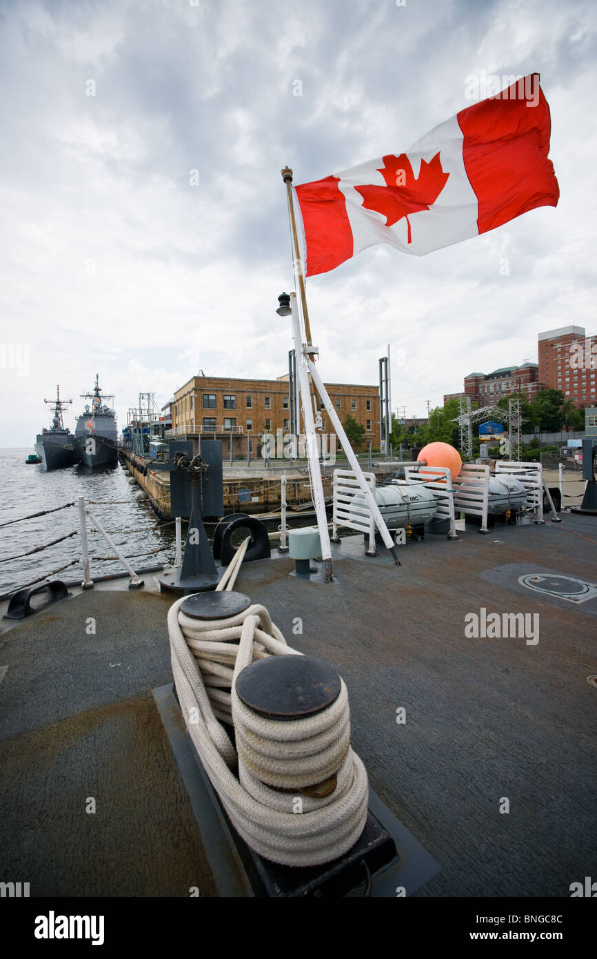 Il Maple Leaf vola da quarterdeck di HMCS TORONTO durante il 2010 Revisione della flotta di Halifax, Nova Scotia. Foto Stock