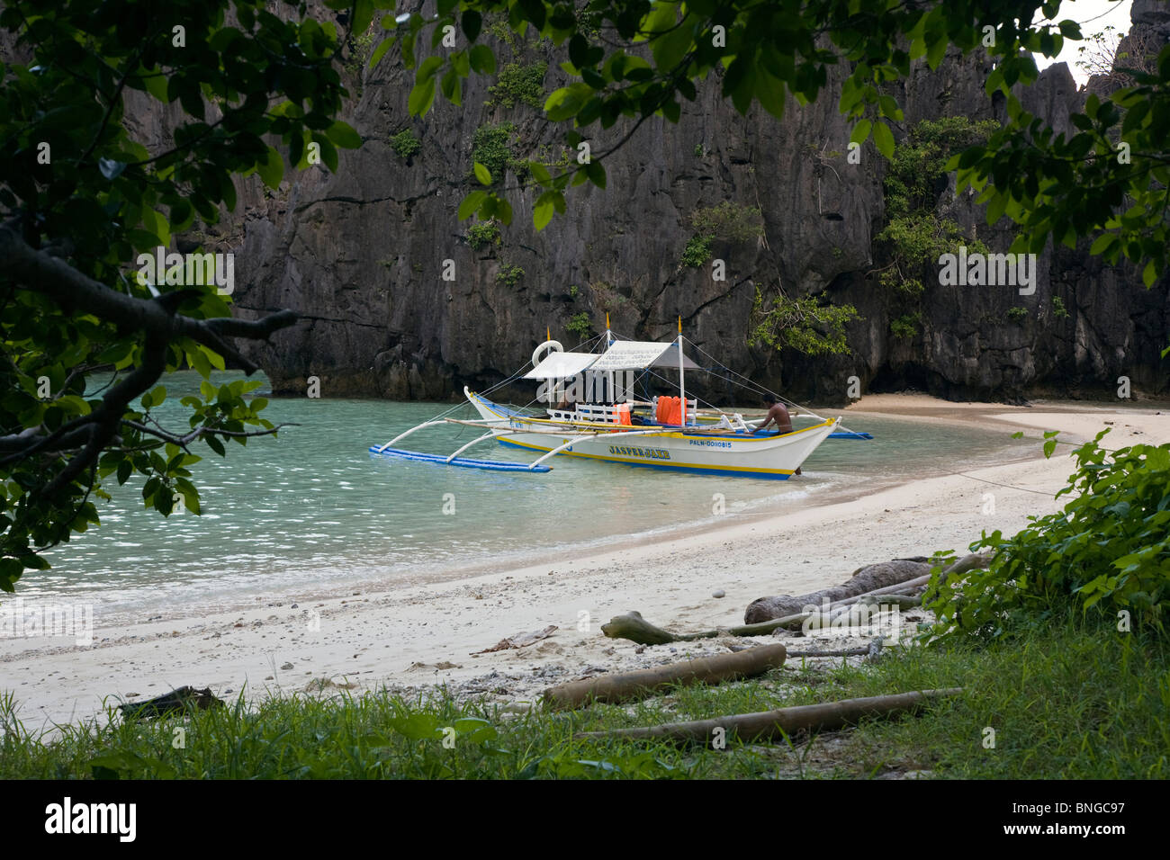 La nostra barca in una spiaggia appartata sul MATINLOC isola nei pressi di El Nido nell'arcipelago BACUIT - isola di Palawan, Filippine Foto Stock