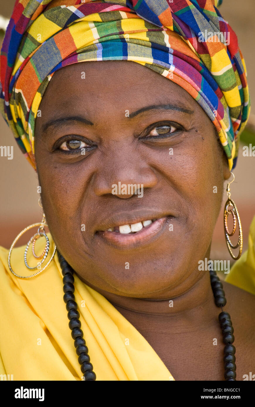 Donna sorridente spettatore che indossa il suo turbante colorato presso l'unico festival Seu in Curacao. Foto Stock