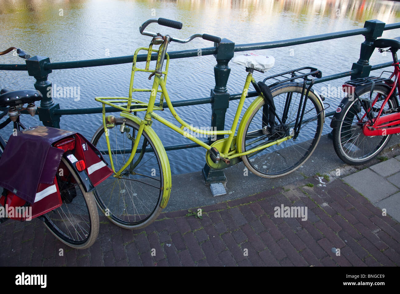 Moto sul ponte, nella città di Amsterdam Foto Stock