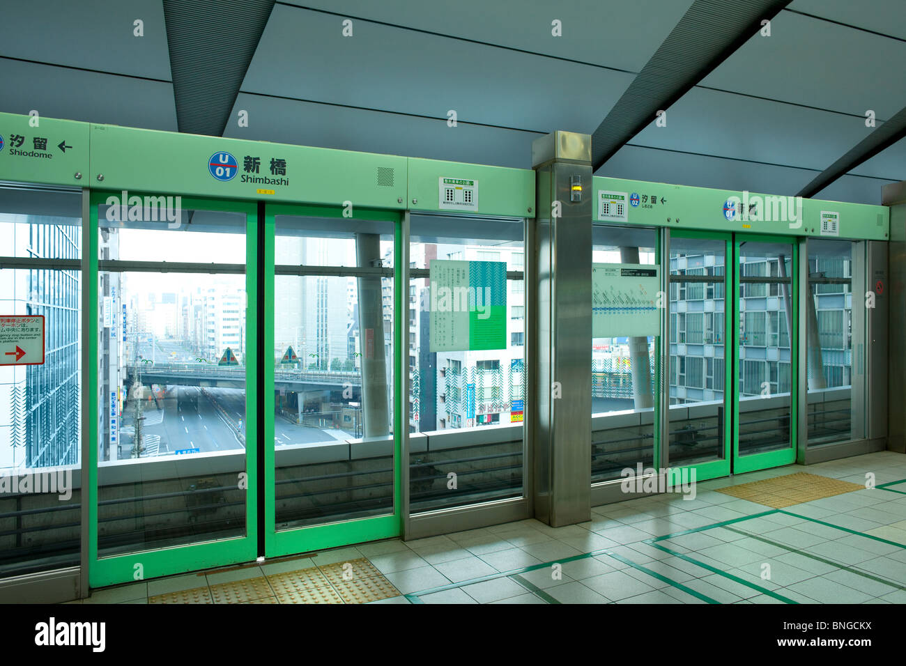 Piattaforma di imbarco a monorotaia in linea di Yurikamome, Stazione di Shimbashi, Tokyo Foto Stock