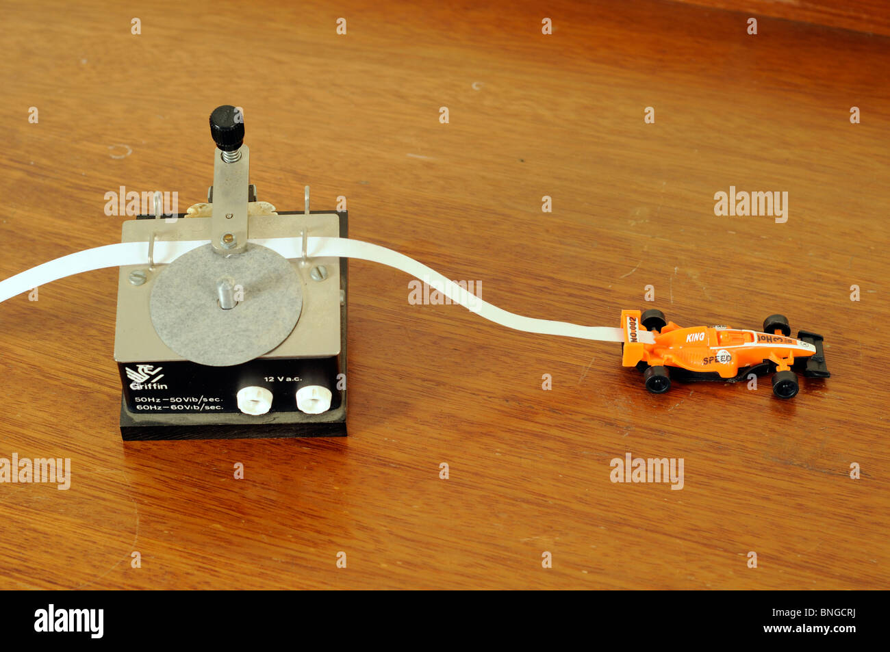 Ticker tape timer e il modello di auto da corsa. Foto Stock