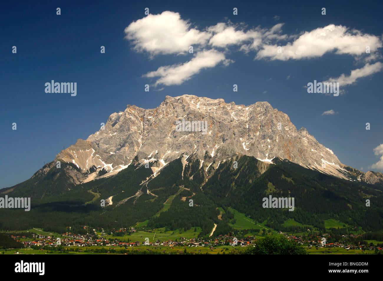 Il comune di Ehrwald ai piedi della montagna Wetterstein gamma con Mt. Zugspitze, la Zugspitz Arena del Tirolo, Austria Foto Stock