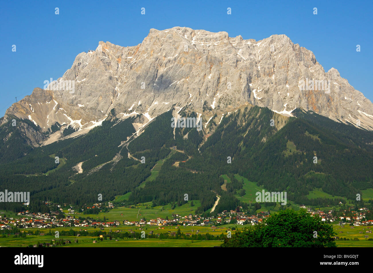 Ehrwald ai piedi del Mt. Zugspitze, Wetterstein mountain range, Tirolo, Austria Foto Stock