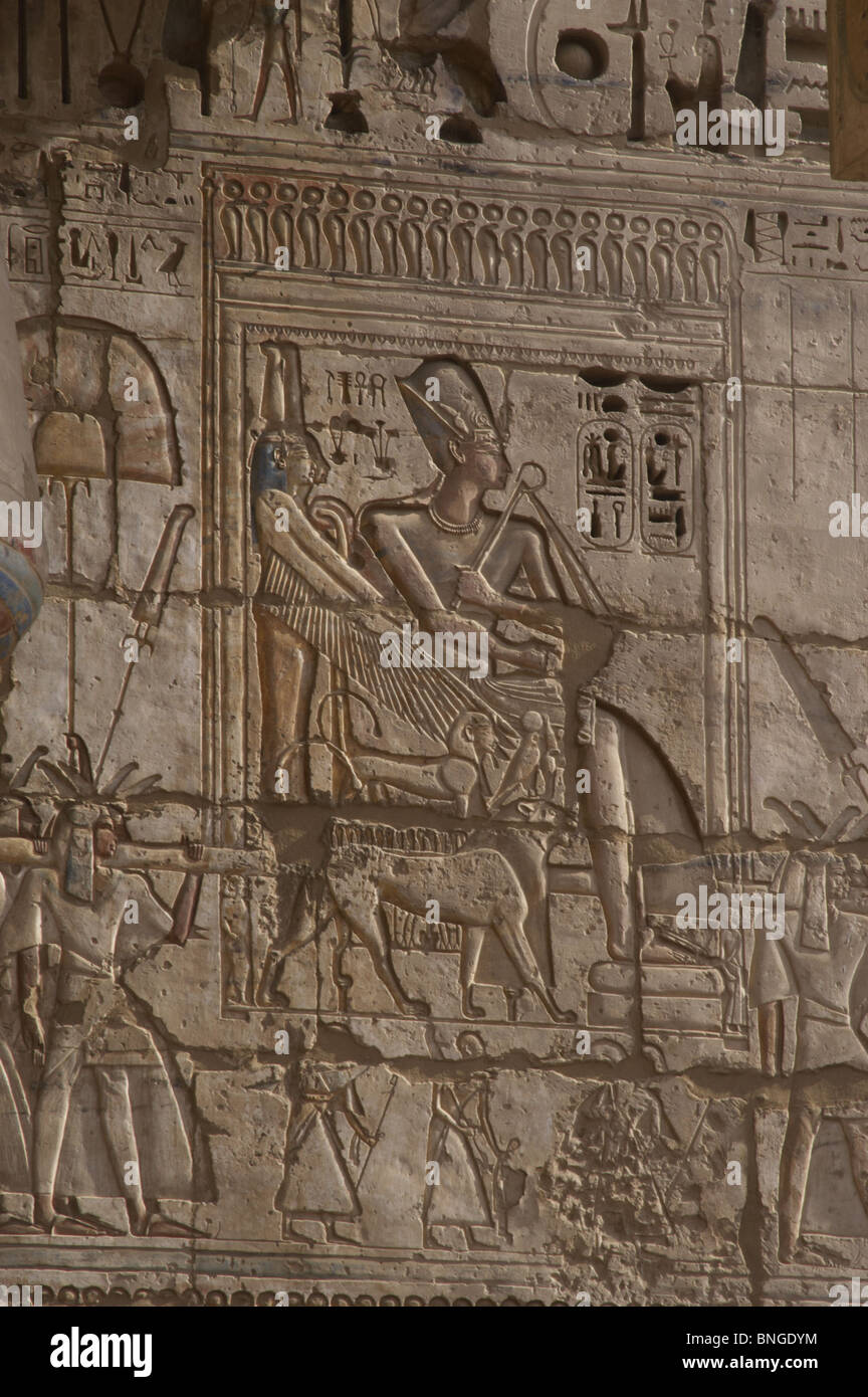 Tempio di Ramses III. Ramses III indossando Khepresh essendo portati in processione. Medinet-Habou. L'Egitto. Foto Stock