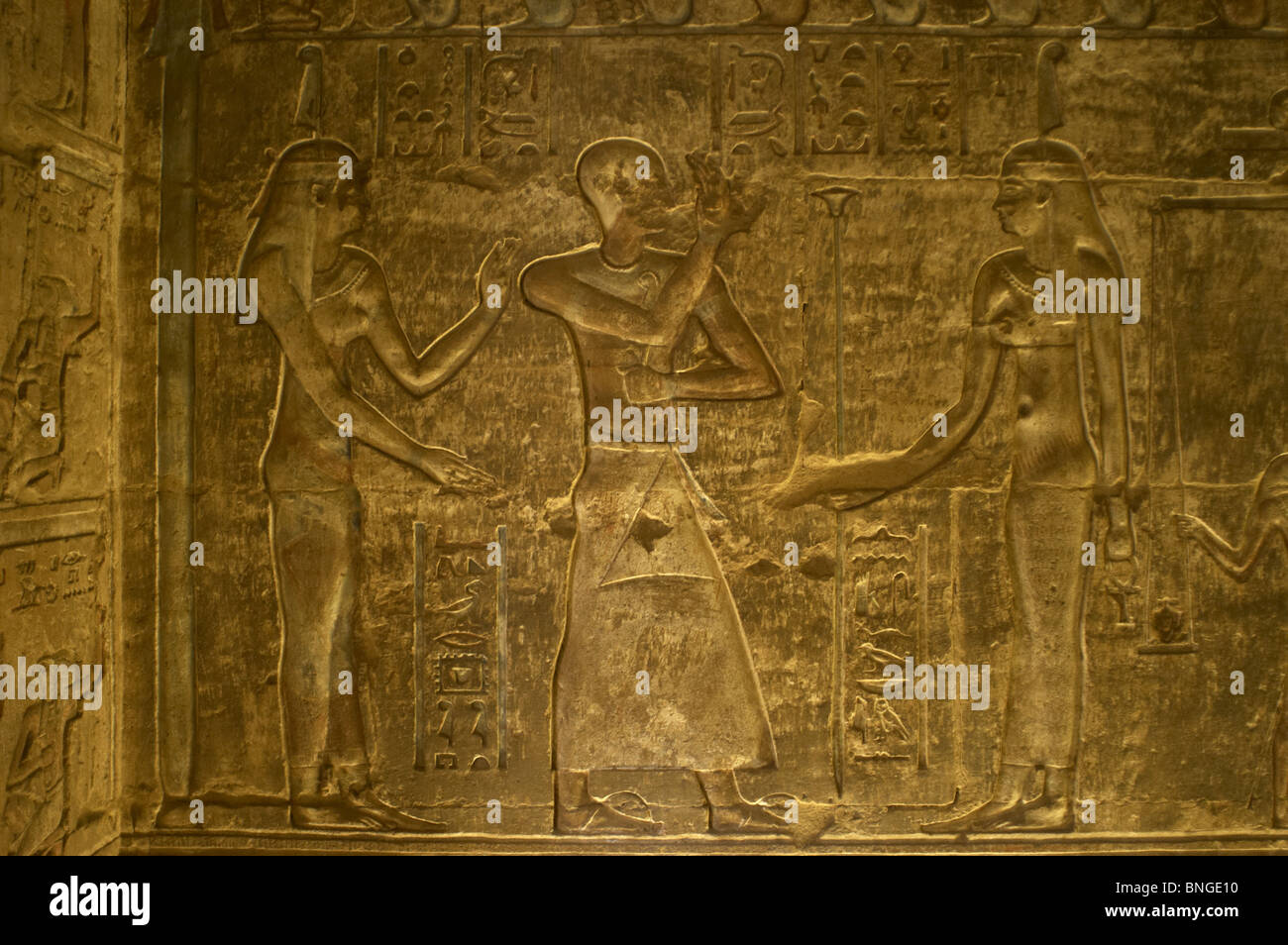 Tempio tolemaico di Hathor e Maat. Figura maschile affiancato da Maat, con piume di struzzo copricapo. Deir el-Medina. L'Egitto. Foto Stock