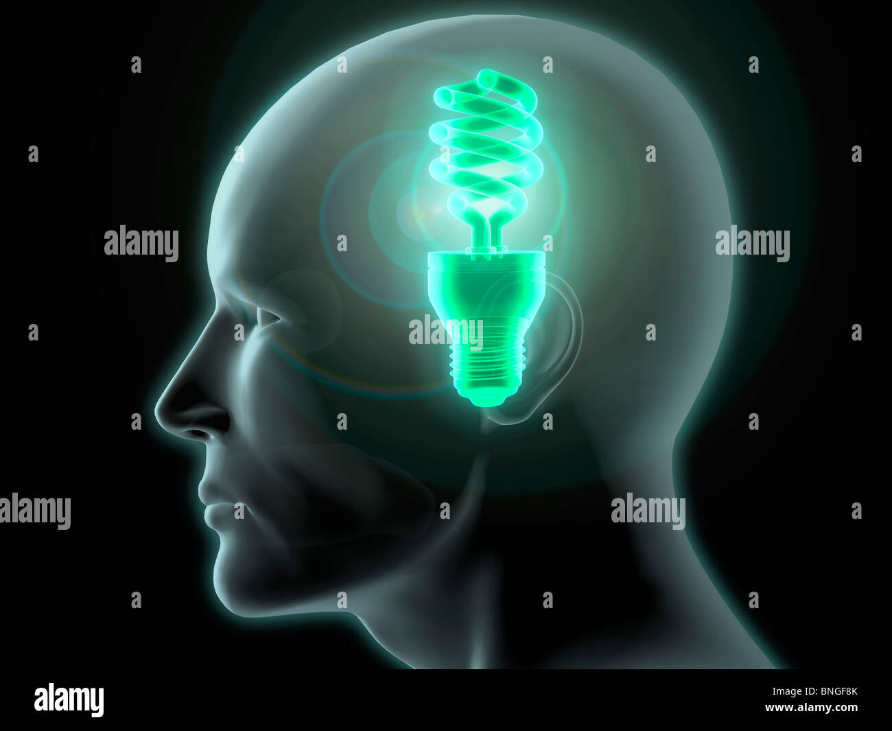 Close-up del capo di un uomo con un incandescente CFL luce verde all'interno della lampadina Foto Stock