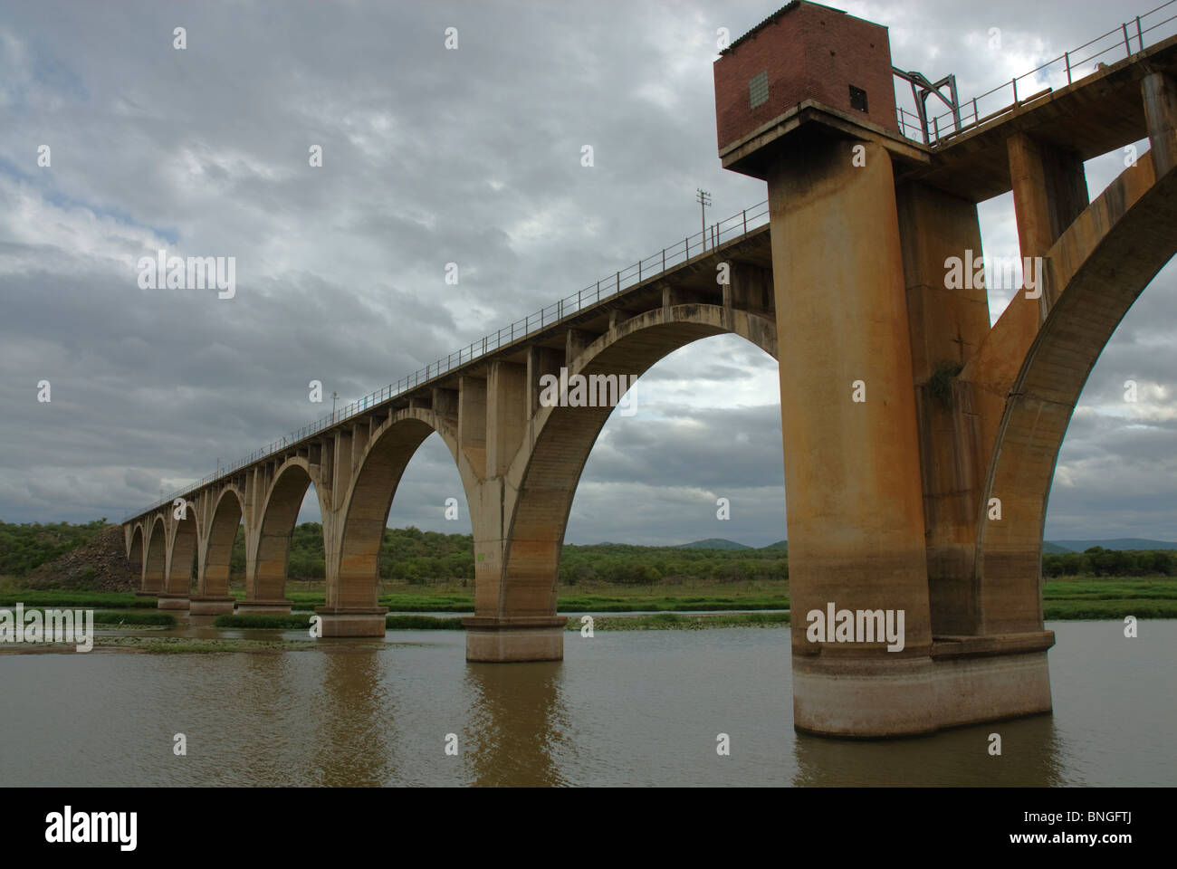 Ponti ad arco sono uno dei molti tipi di ponti, ma ponti ad arco risalgono ai Greci nel XIII secolo A.C. Il lago di Jozini, Fiume Phongolo Kwazulu-Natal Foto Stock