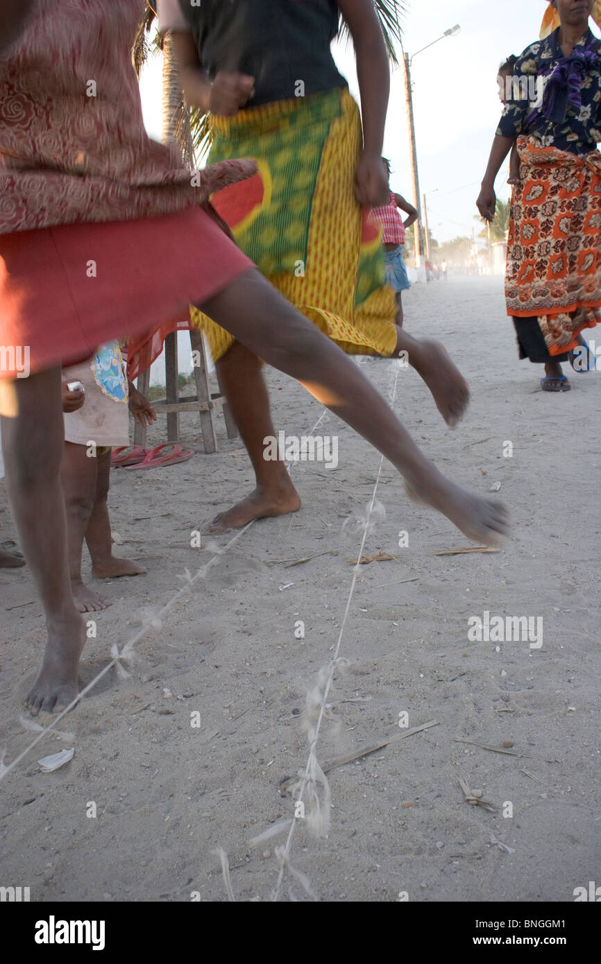 Ragazze giocando, utilizzando la stringa realizzato da scartare i sacchetti di plastica, Ilha de Mozambico Mozambico. Foto Stock