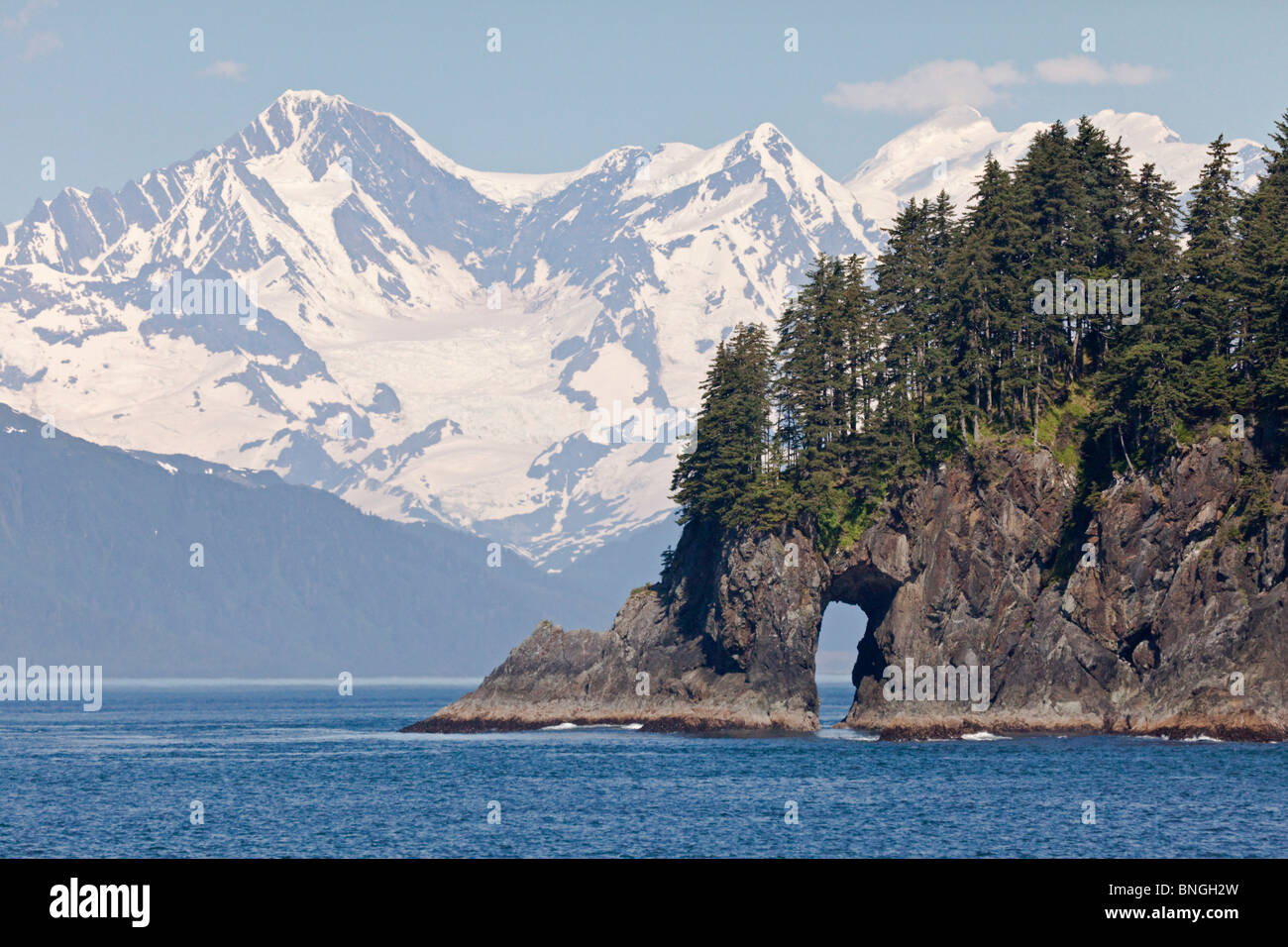 Cliff arch nel mare, Fairweather Range, Alaska, STATI UNITI D'AMERICA Foto Stock