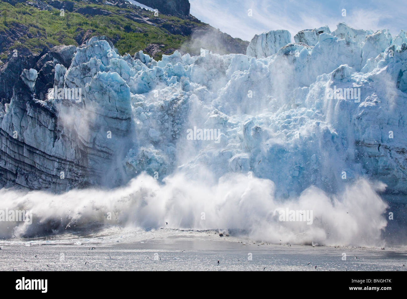 Iceberg parto con splash dal ghiacciaio, Margerie ghiacciaio, il Parco Nazionale di Glacier Bay, Alaska, STATI UNITI D'AMERICA Foto Stock