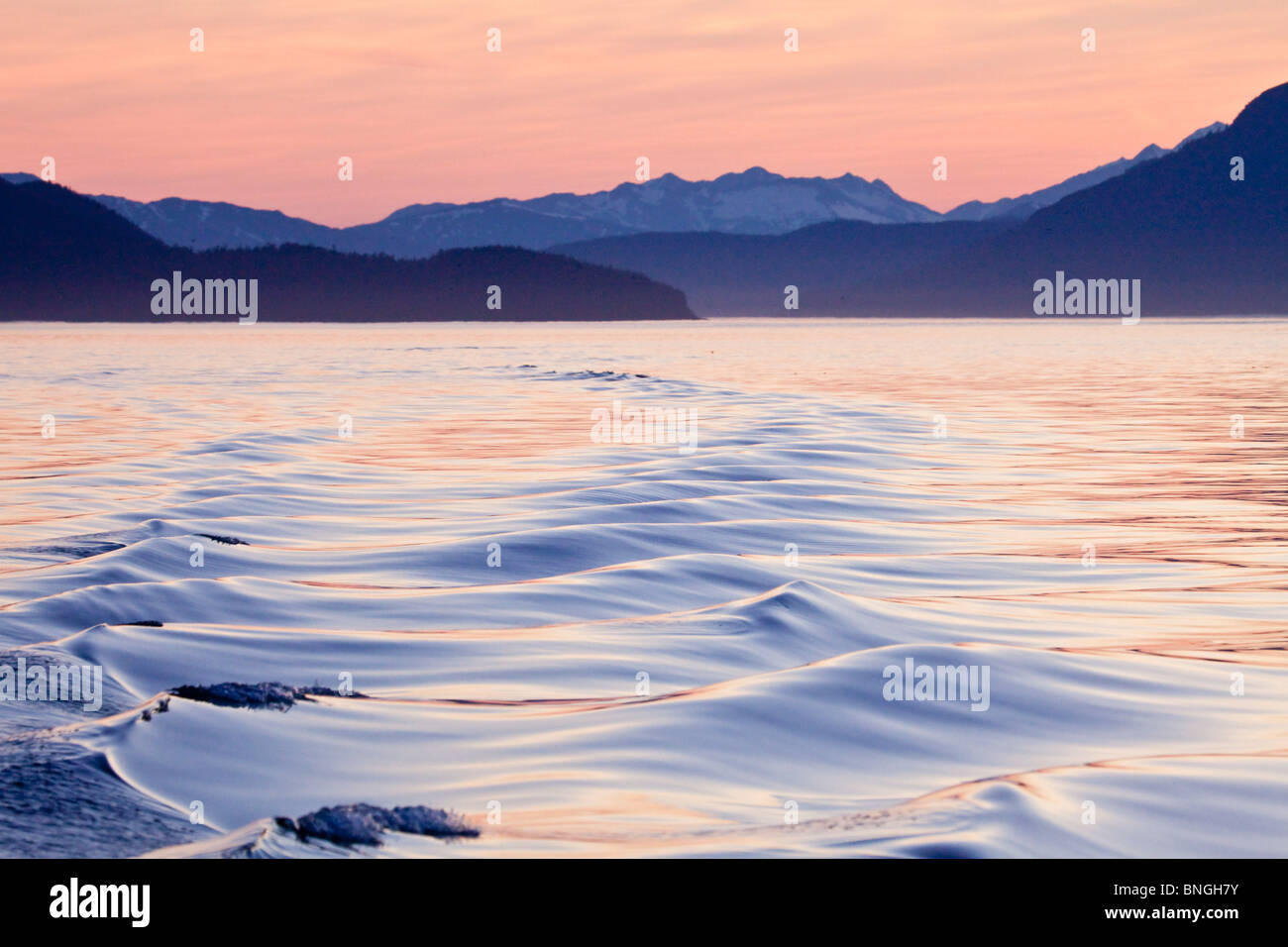 Modello di onde del mare, Icy Strait Fairweather Range, Alaska, STATI UNITI D'AMERICA Foto Stock