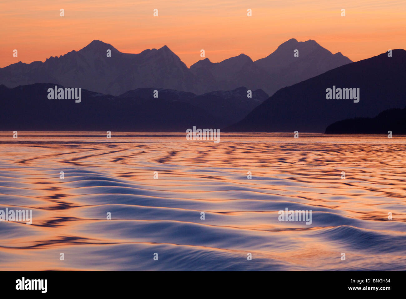 Modello di onde del mare, Icy Strait Fairweather Range, Alaska, STATI UNITI D'AMERICA Foto Stock