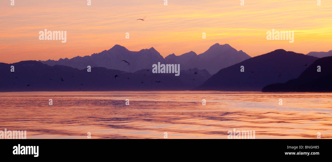 Montagne al tramonto, Icy Strait Fairweather Range, Alaska, STATI UNITI D'AMERICA Foto Stock