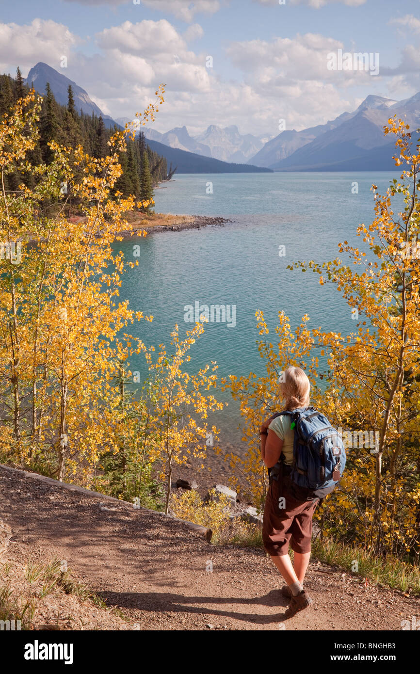 Donna di escursioni presso il lago, il Lago Maligne, Jasper National Park, Alberta, Canada Foto Stock