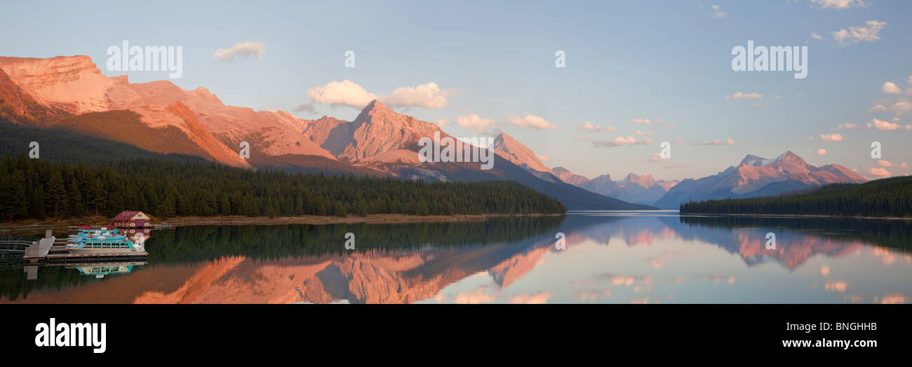 La riflessione di montagne e nubi in un lago, il Lago Maligne, Jasper National Park, Alberta, Canada Foto Stock
