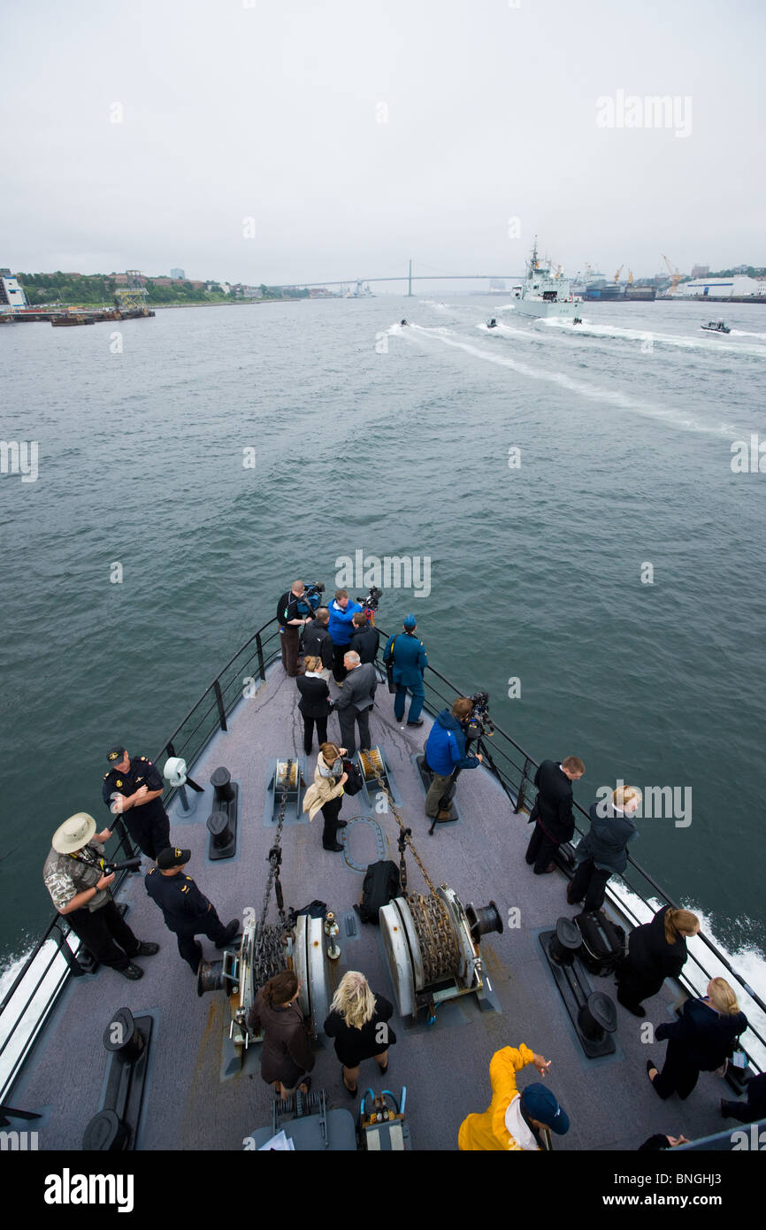 Media seguire i progressi di HMCS ST. JOHN'S durante il 2010 Revisione della flotta di Halifax, Nova Scotia. Foto Stock