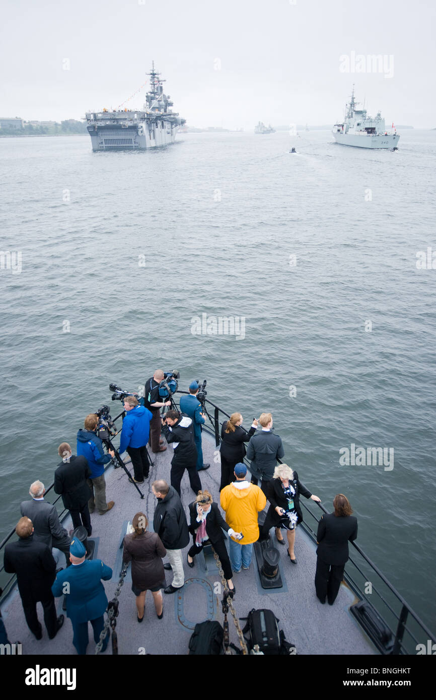 Media seguire i progressi di HMCS ST. JOHN'S durante il 2010 Revisione della flotta di Halifax, Nova Scotia. Foto Stock