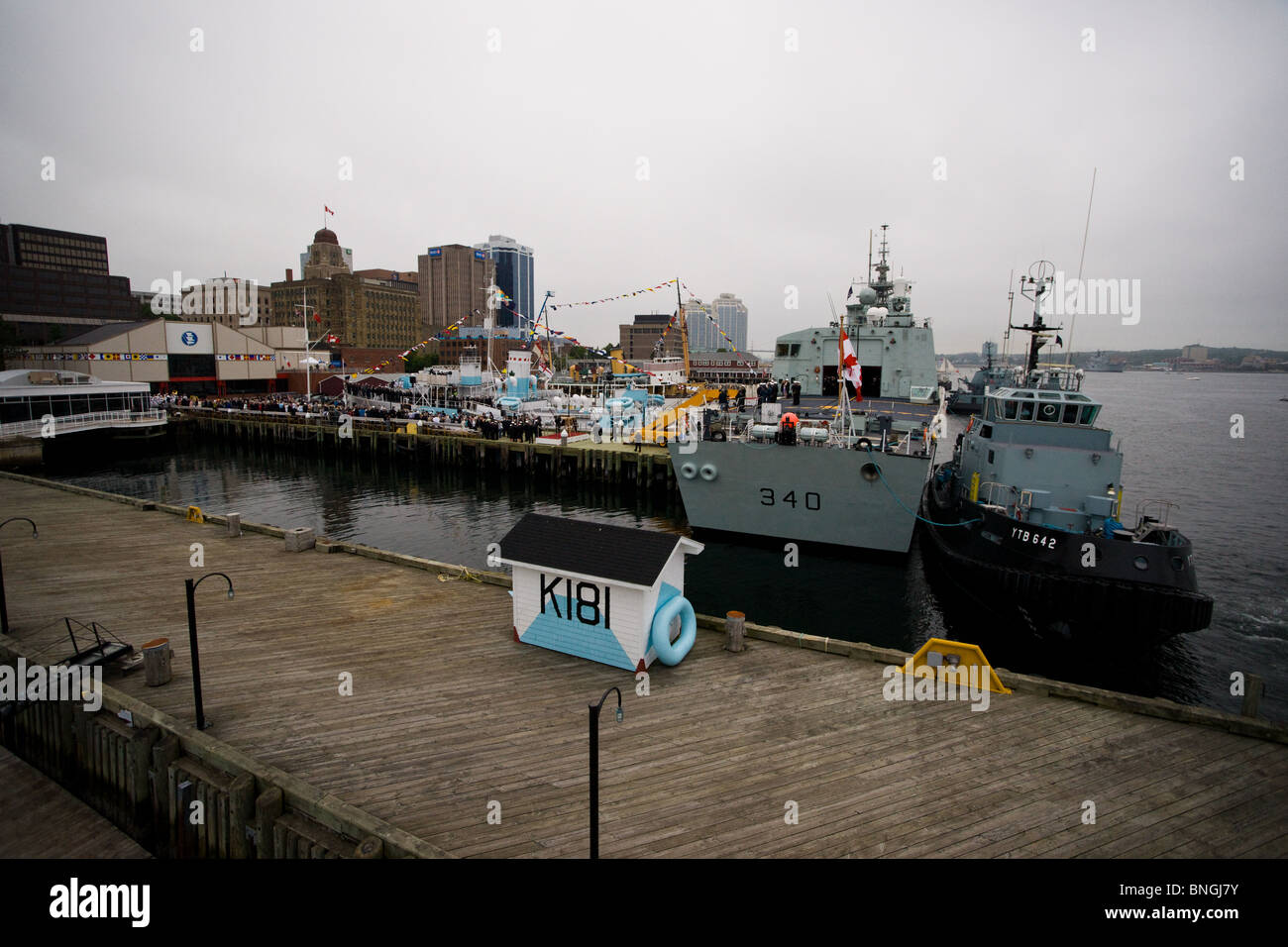 HMCS ST. JOHN'S approda HM Queen Elizabeth II per una placca di cerimonia di inaugurazione sul lungomare di Halifax. Foto Stock