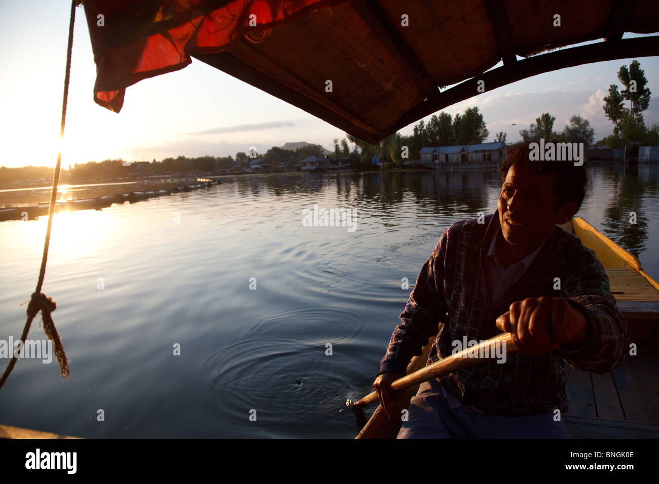 Una shikara gita in barca dal lago a Srinagar, Jammu e Kashmir in India. Foto Stock