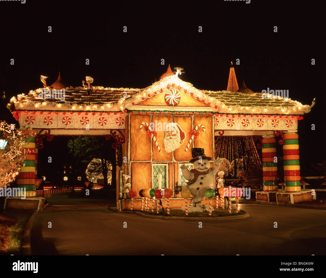 Le decorazioni di Natale all'entrata archway Opreyland Hotel, Music Valley, Nashville, Tennessee, Stati Uniti d'America Foto Stock