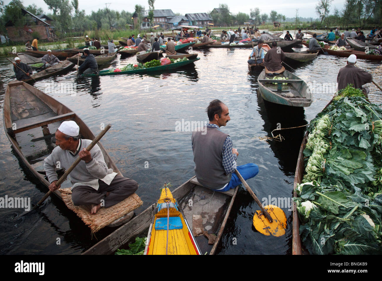 Gli acquirenti ed i venditori al vegetale tradizionale mercato di mattina su dal lago a Srinagar, Jammu e Kashmir in India. Foto Stock