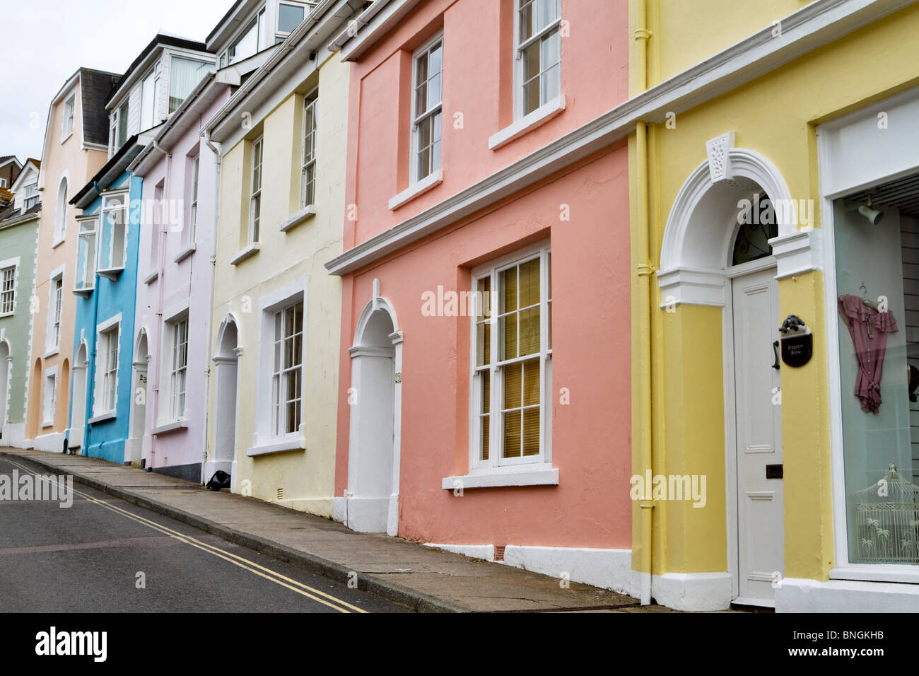 Una fila di case piuttosto su una strada a Salcombe, Sud prosciutti, Devon. Foto Stock